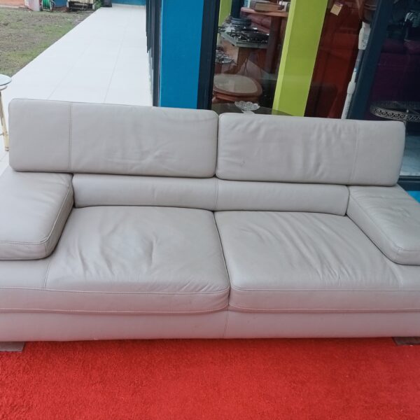 RF-5479 CANAPE EN CUIR GRIS AVEC REPOSE-TETE PLIABLE 03 PLACES