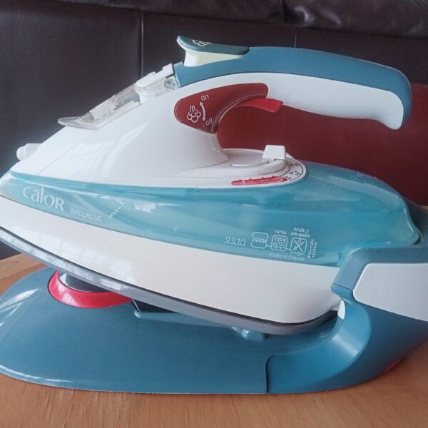 RF-5421 FER A REPASSER CALOR AVEC REPOSE-FER INCORPORE